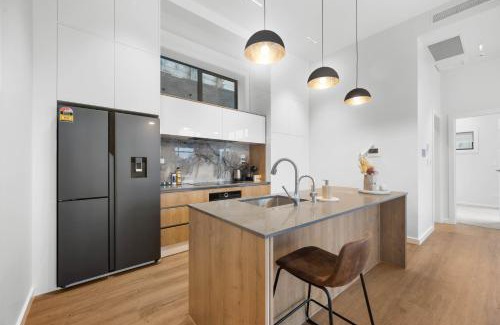 Devonport Villa | Devonport- Bayswater Luxury Home with BBQ