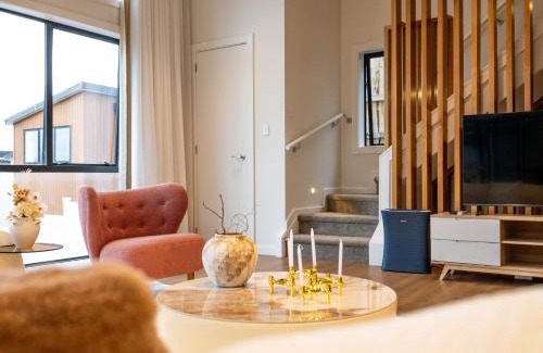 Devonport Villa | Devonport- Bayswater Luxury Home with BBQ