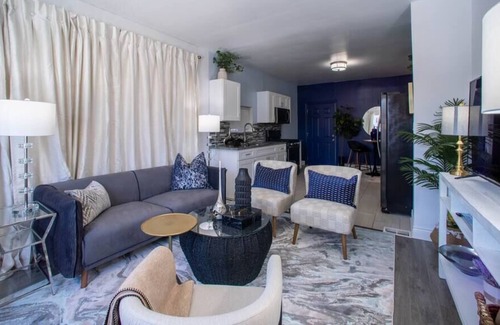 Melrose Park Casa | Diamond Blue | Free Parking | 15 min Chicago/Ohare