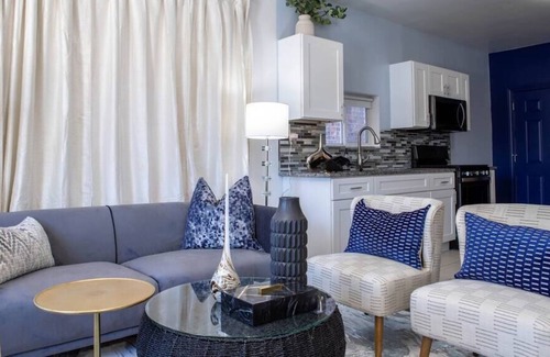 Melrose Park Casa | Diamond Blue | Free Parking | 15 min Chicago/Ohare