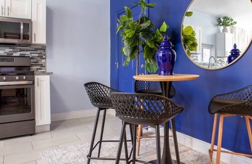 Melrose Park Casa | Diamond Blue | Free Parking | 15 min Chicago/Ohare