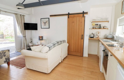 Pentrefelin Cabaña | DINEFWR COTTAGE, pet friendly, character holiday cottage in Llandeilo