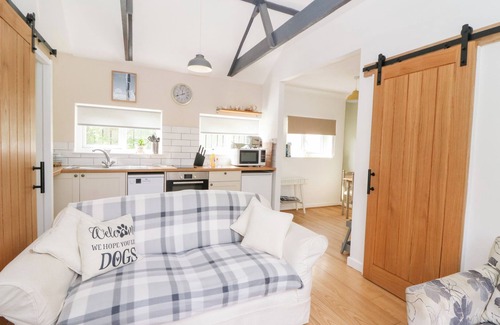 Pentrefelin Cabaña | DINEFWR COTTAGE, pet friendly, character holiday cottage in Llandeilo