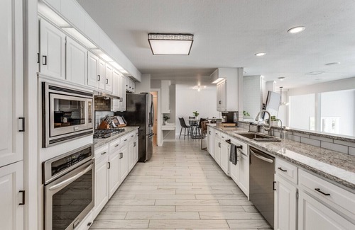 Oklahoma City Villa | Direct Lakefront Access 🏞️ | Ultimate Game Room 🎱 | Fishing🎣 | Dog Friendly🐶