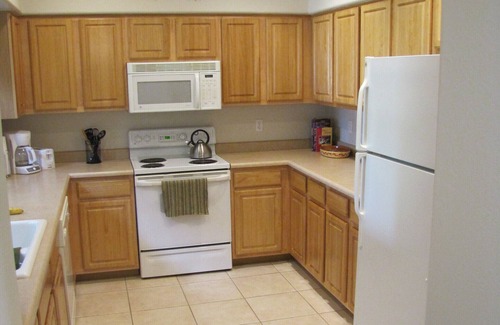 Town Center Condominio | ABIERTO y espacioso, con techos abovedados - cerca de todo!