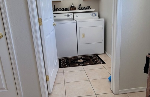 Town Center Condominio | ABIERTO y espacioso, con techos abovedados - cerca de todo!