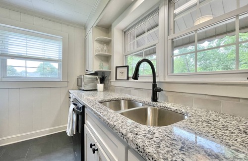 Long View Casa | Discover Tranquility at Carolina Cottage - Cozy 2-Bedroom Retreat in Hickory, NC