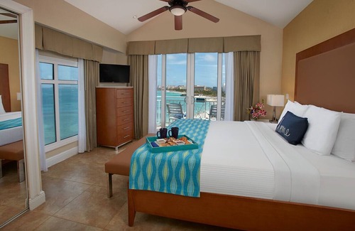 Palm Beach Hotel | Divi Phoenix 2BR & 3BTH Penthouse Suite with Luxurious Ocean View
