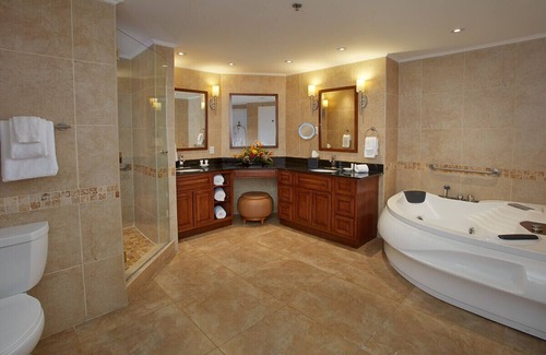 Palm Beach Hotel | Divi Phoenix 2BR & 3BTH Penthouse Suite with Luxurious Ocean View
