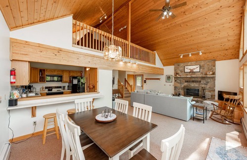 North Glade Hills Casa | Dockside Dog Friendly Retreat w/ Views & Arcade Fun