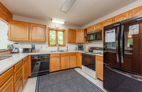 North Glade Hills Casa | Dockside Dog Friendly Retreat w/ Views & Arcade Fun