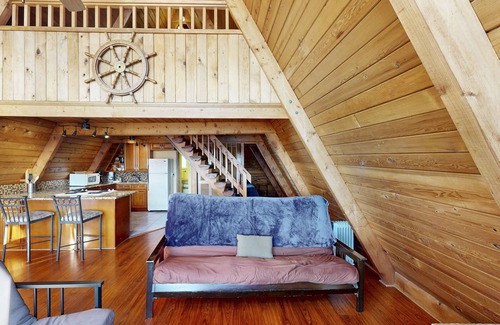 Roads End Cabina | Casa de campo en forma de A que admite perros: frente al mar con vistas al océano y a dos cuadras de la playa.