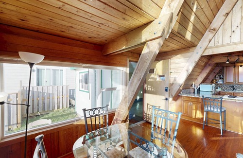 Roads End Cabina | Casa de campo en forma de A que admite perros: frente al mar con vistas al océano y a dos cuadras de la playa.