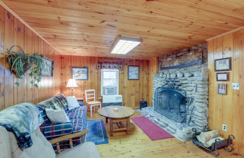 Burnsville Casa | Dog-Friendly Burnsville Cabin Rental Near Hiking!