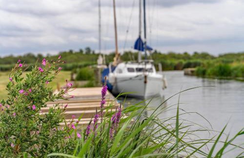 Oulton Broad Chalet De Esquí | Dog Friendly Chalet At Broadland Park And Marina In Lowestoft Ref 12027B