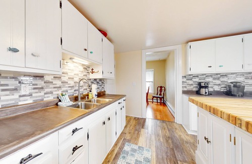 Penn Yan Casa | Dog-friendly home with washer/dryer, outdoor dining & grill - walk to town