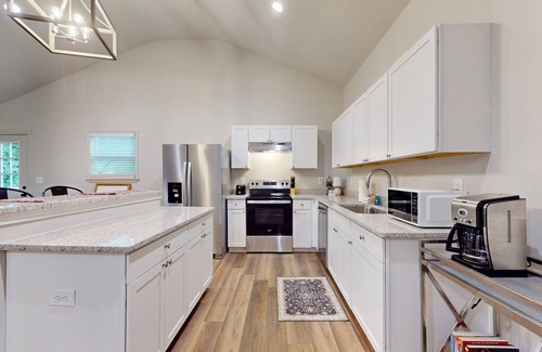 Clayton Cabaña | Dog friendly private mountain cottage with large outdoor deck