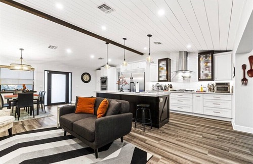 Indian Villa Villa | Dog Friendly Villa - Huge Pool & Hot Tub