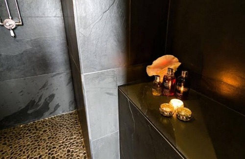 Malltraeth Apartamento | Dog House - a dog that sleeps 2 guests in 1 bedroom