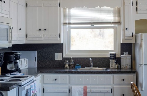 Saylorsburg Chalet De Esquí | Dog Lover's Chalet w/ Fenced-In Yard 10 MI to Waterparks/Hiking/Outlets/Casino