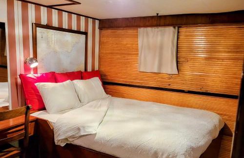Vigo Alquiler De Eote | Don Maximo Yacht Hotel
