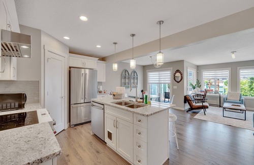 Southwest Edmonton Casa | Dora - Large Yard, 4 Bdrms w/Central AC & Gas BBQ