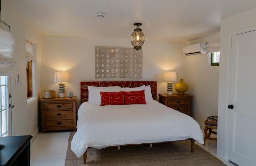 Downtown Santa Fe Casa | Dos Hermanas Casita 1 Downtown Courtyard