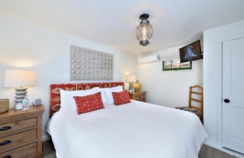 Downtown Santa Fe Casa | Dos Hermanas Casita 1 Downtown Courtyard