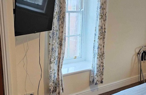 Mynydd Isa Casa | Double Room Shared Bathroom Bath Only TV Free Wi-Fi