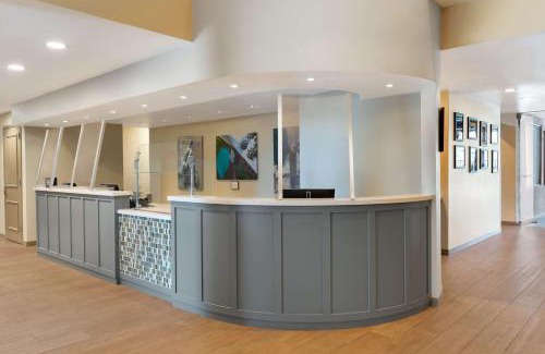 Campbell Hotel | DoubleTree by Hilton Campbell - Pruneyard Plaza