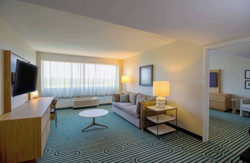 Clarksville Hotel | DoubleTree by Hilton Clarksville Riverview