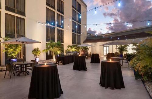 Villas Hotel | Doubletree by Hilton Fort Myers at Bell Tower Shops