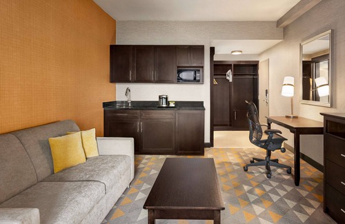 Pointe Claire Hotel | DoubleTree by Hilton Pointe Claire Montreal Airport West