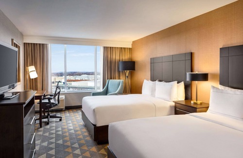 Pointe Claire Hotel | DoubleTree by Hilton Pointe Claire Montreal Airport West