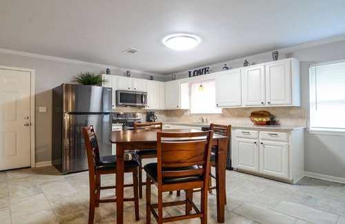 Conway Casa | Downtown Charmer W / WiFi, cerca de universidades, restaurantes y hospitales