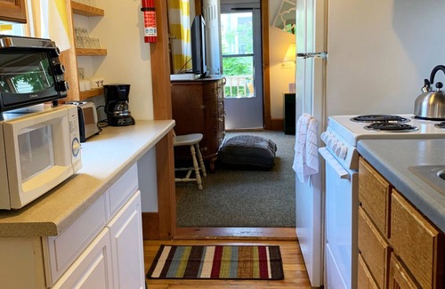 Camden Cabaña | Downtown Cottage-1 dormitorio, cocina completa, wi-fi gratis, estacionamiento gratuito, sofá cama