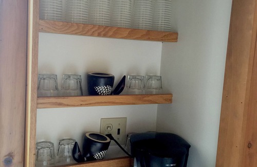 Camden Cabaña | Downtown Cottage-1 dormitorio, cocina completa, wi-fi gratis, estacionamiento gratuito, sofá cama