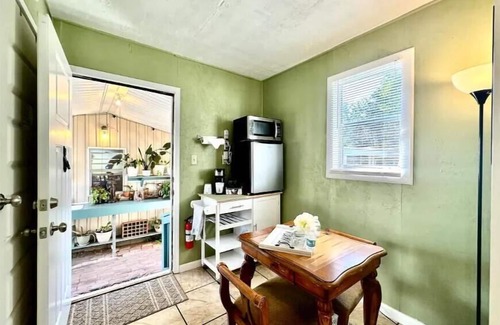 Southeast Pensacola Cabaña | Downtown cottage 7 miles from beach