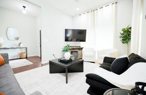 Greater East End Casa | Downtown Houston Luxe Gated Retreat