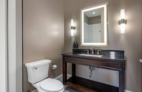 Downtown Nashville Complejo | Downtown Nashville located in Printer's Alley with King Bed!