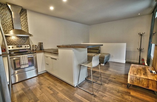 Sherbrooke Apartamento | Downtown Sherby: Central, Parking, King Bed, Sleeps 3