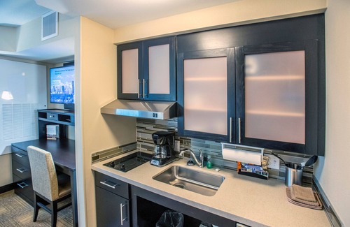 Downtown Denver Apartamento | Estudio totalmente equipado en el centro! Bañera de hidromasaje compartida, acceso a la piscina + desayuno gratuito