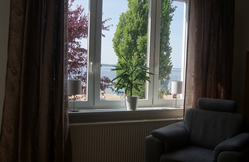 Zippendorf Apartamento | Dream location on Lake Schwerin - apartment right on the beach - 20 steps to the sandy beach