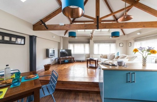 Bath City Centre Hotel | Dream Stays Bath - Queen Street