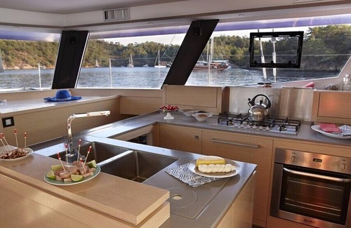 Parham Town Alquiler De Eote | Dream Yacht Charter Private Crewed Yacht