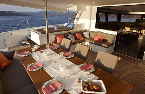 Parham Town Alquiler De Eote | Dream Yacht Charter Private Crewed Yacht