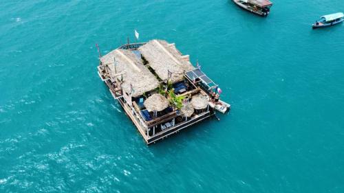 Stone Town Alquiler De Eote | Dreamer's Island Floating bungalows