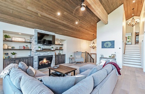 Truckee Casa | Dreams and Streams by Tahoe Mountain Properties
