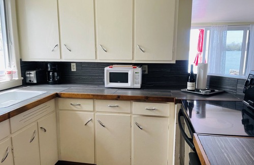 Amherstburg Cabaña | Drifted Inn - Cabaña frente al río