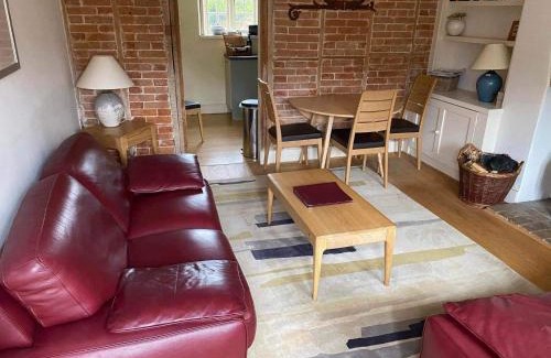 Holme Casa | Driftwood Cottage pets go free WiFi included